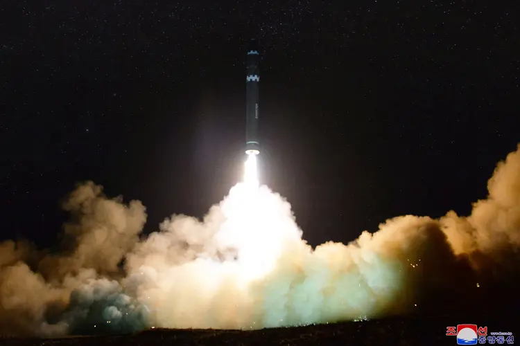 Coreia do Norte divulga fotos do seu último teste de um míssil intercontinental, Hwasong-15 (KCNA/Reuters)