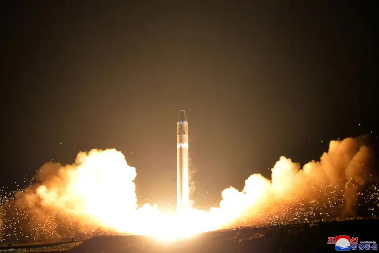 Coreia do Norte divulga fotos do seu último teste de um míssil intercontinental, Hwasong-15 (KCNA/Reuters)