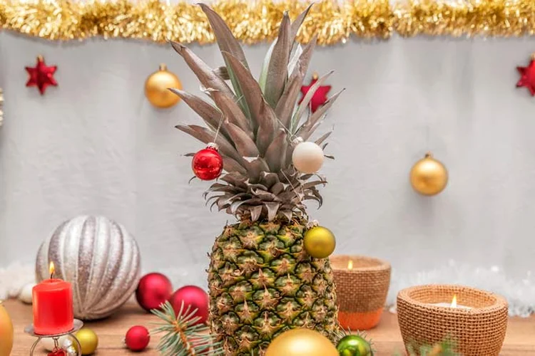 Abacaxi decorado como árvore de natal. (IgorGeiger/Thinkstock)