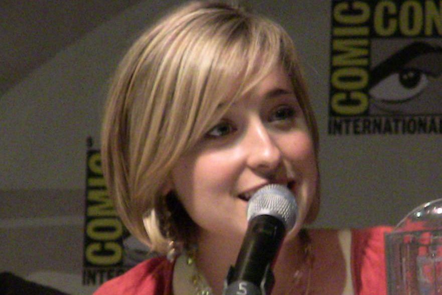 Alison Mack, atriz de "Smallville" envolvida em seita sexual, deixa a prisão após dois anos