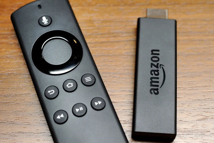 O Fire TV permite que espectadores transmitam catálogos de programas e filmes da Netflix e da própria Amazon em seus televisores (Michael Short/Bloomberg)