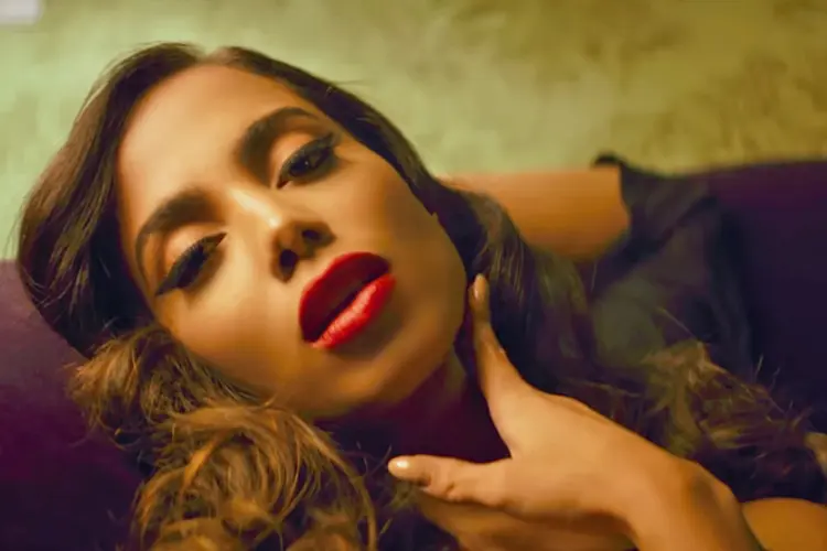 Após o videoclipe de "Vai Malandra", Anitta atingiu o Top 10 da Billboard na última semana de 2017 (Anitta/ YouTube/Reprodução)