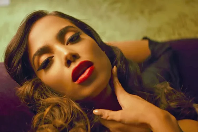 Anitta: a quantia seria menos da metade do total que Kamilla pede para Anitta (Anitta/ YouTube/Reprodução)