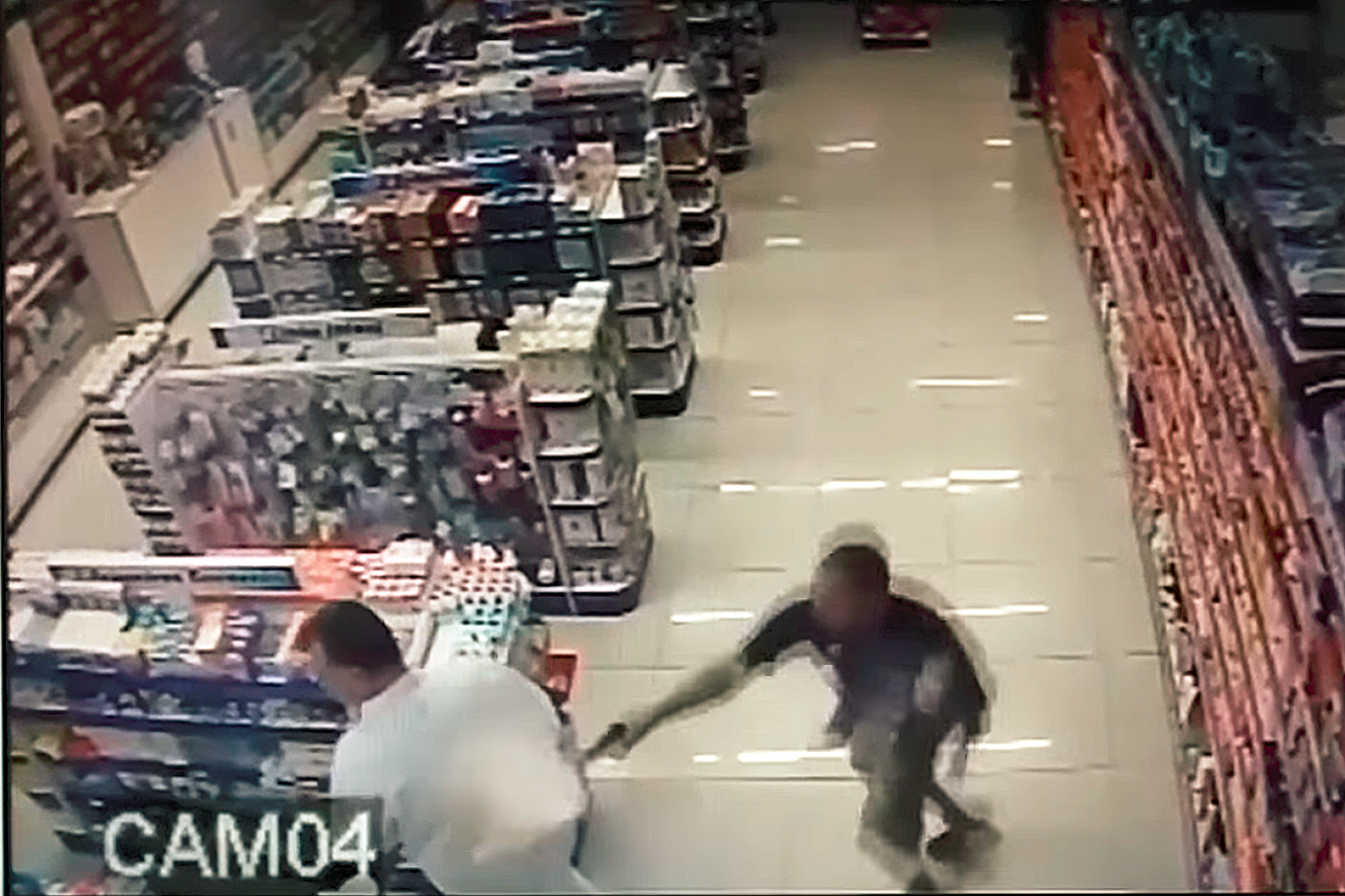 PM de folga enfrenta assaltantes com o filho no colo e mata dois