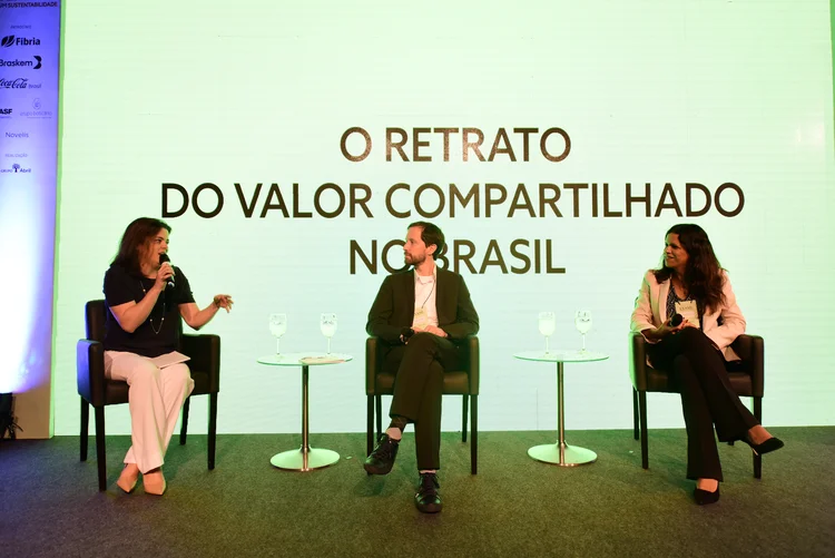 Heiko Hosomi Spitzeck, gerente executivo do Núcleo de Sustentabilidade da Fundação Dom Cabral, e Regina Magalhães, executiva sênior de sustentabilidade para a América do Sul da Schneider Eletric, durante Exame Fórum Sustentabilidade 2017 (Alexandre Battibugli/Site Exame)