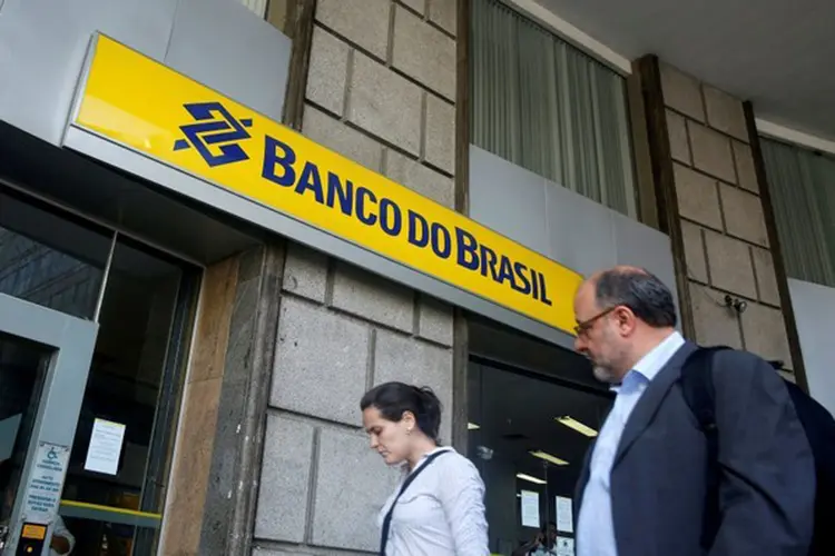 Pessoas passam por agência do Banco do Brasil, no Rio de Janeiro (Pilar Olivares/Reuters)