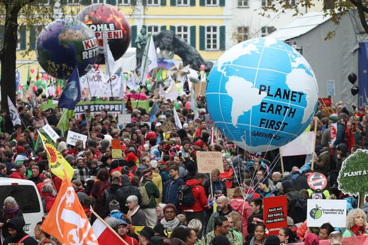 Alemanha: centenas de pessoas marcham  contra a energia do carvão e outras questões relacionadas ao clima  em Bonn, sede da COP23. (Sean Gallup/Getty Images)