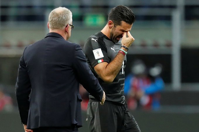 Buffon chora em derrota da Itália na Copa e anuncia aposentadoria