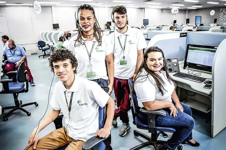 Grupo de aprendizes da Elektro: ajuda de tutores para aprender novas práticas e funções (Alexandre Battibugli/Exame)