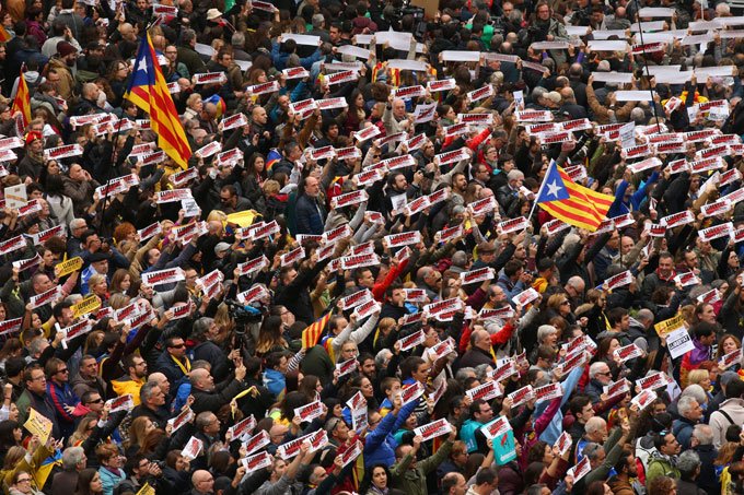 Greve de separatistas fecha avenidas na direção de Barcelona
