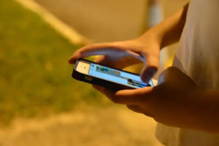 Criança no celular: 23% das crianças e adolescentes relataram à pesquisa que foram vítimas de ofensas na internet (Valter Campanato/Agência Brasil)