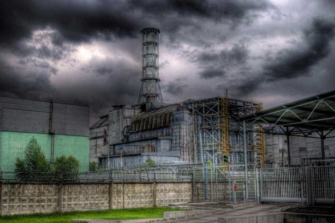 Foto em HDR (High Dynamic Range) do sarcófago na zona de Chernobyl. (Piotr Andryszczak/Divulgação)
