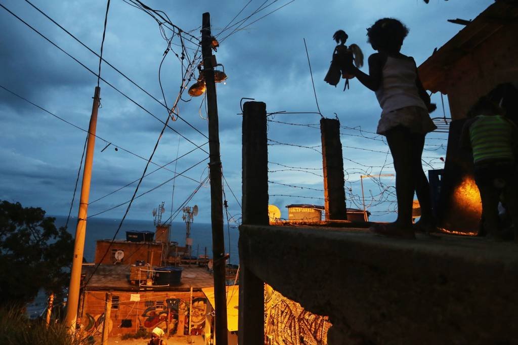 Criança brinca em laje de casa na favela de Pavão-Pavãozinho no Rio de Janeiro (Mario Tama/Getty Images)