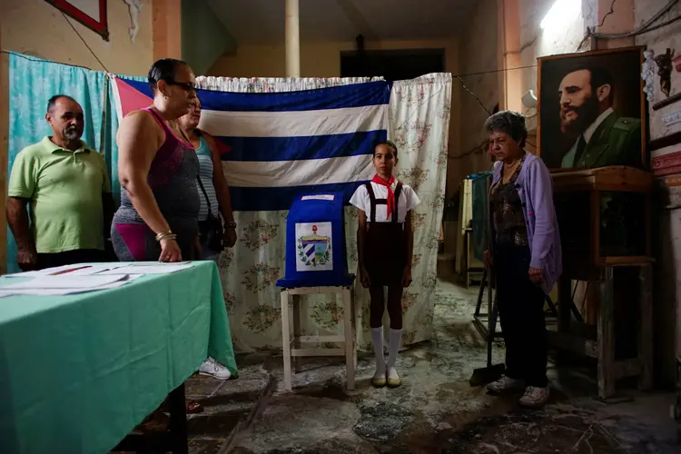 Oficiais cantam o hino nacional antes do início da votação em Havana, um ano após a morte de Fidel (Alexandre Meneghini/Reuters)