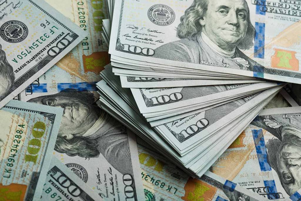 Dólar volta a cair após susto com a reforma da Previdência