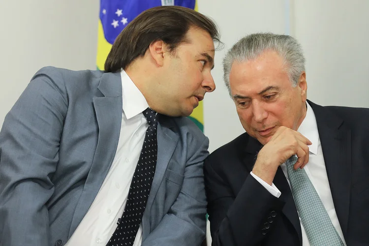 Maia e Temer: com o decreto, o Congresso fica impedido de votar mudanças na Constituição, como é o caso das mudanças previdenciárias (André Coelho- Bloomberg/Bloomberg)