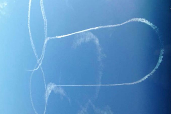 Piloto usa caça da Marinha para desenhar pênis no céu nos EUA