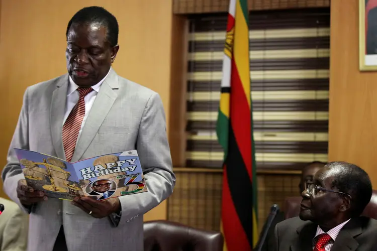 Emmerson Mnangagwa e Robert Mugabe: presidente e vice juntos em fevereiro deste ano (Philimon Bulawayo/File Photo/Reuters/Reuters)
