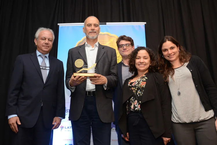 Festa: os jornalistas Maurício Grego (com o troféu), Victor Caputo, Talita Abrantes e Camila Pati, do site EXAME, recebem o troféu de Oswaldo de Assis Filho (Sonia Mele / Prêmio +Admirados/Divulgação)