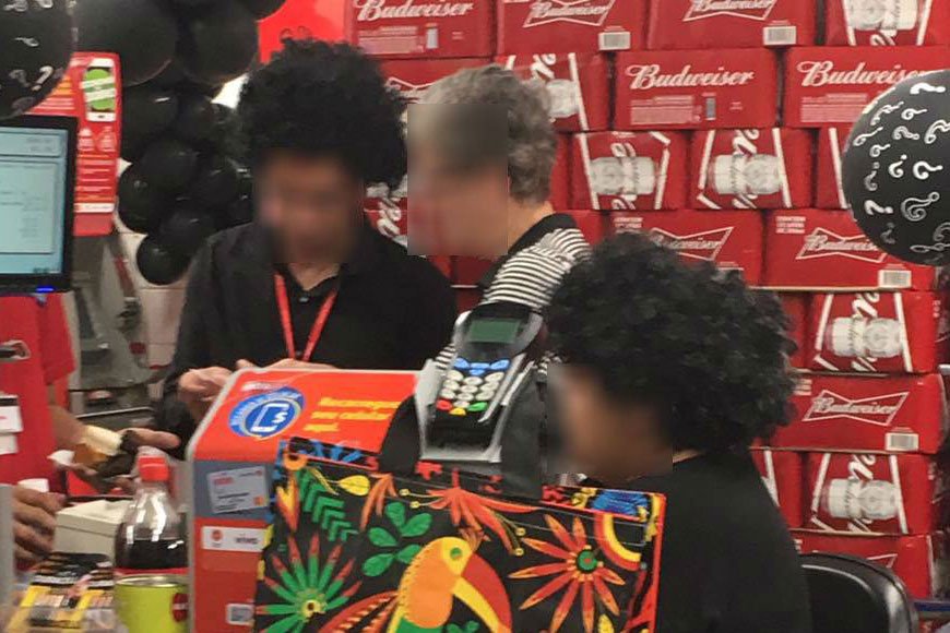 Perucas de funcionários do Extra causam polêmica na Black Friday