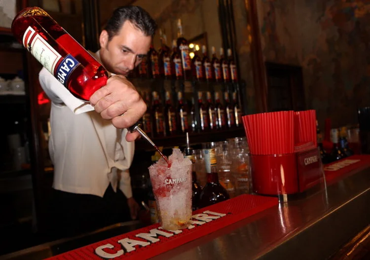 Bar em Milão: o grupo Campari ajudou a impulsionar e se beneficiou de uma febre mundial por coquetéis (Vincenzo Lombardo/Getty Images)