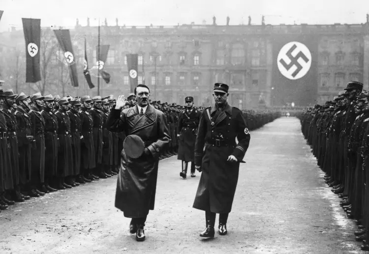  Adolf Hitler em meio ao exército alemão em 1936 (Central Press/Hulton Archive/Getty Images)