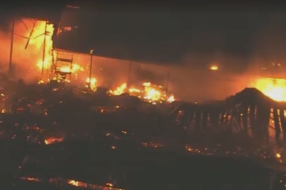 Incêndio atinge galpão dos estúdios da Rede Globo no Rio