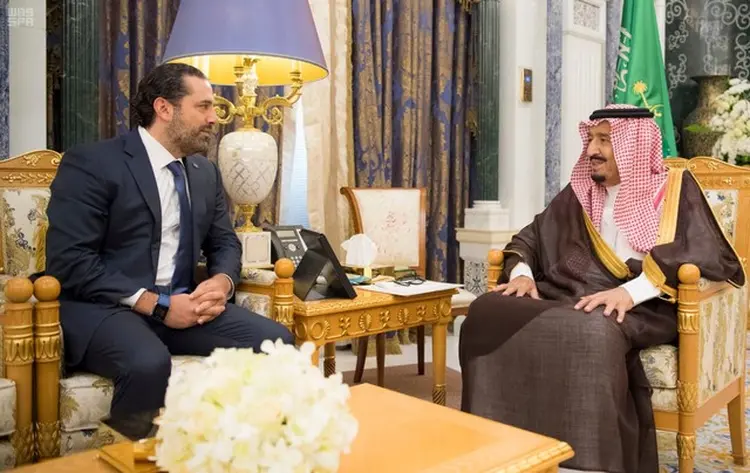 REI SAUDITA SE REÚNE COM EX SAAD AL-HARIRI, DO LÍBANO: o convidado renunciou ao cargo durante visita aos sauditas, alimentando ainda mais as desconfianças contra os sunitas na região (Reuters)