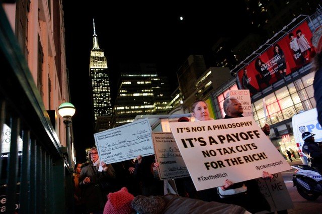 Reforma tributária: manifestantes protestam contra proposta do governo Trump, em Nova York / Eduardo Munoz/Reuters