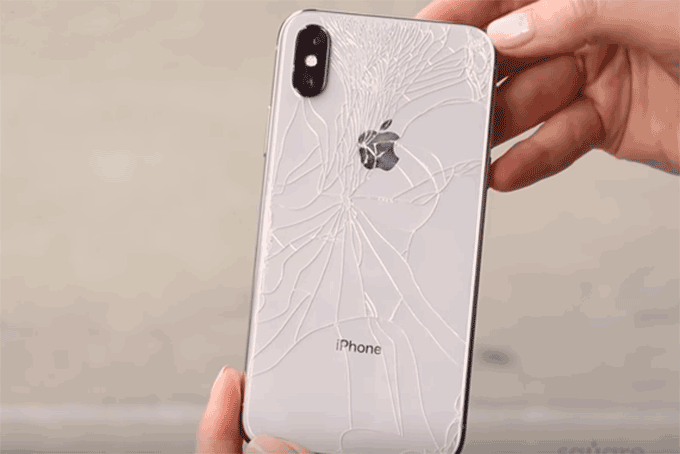 iPhone X: Apple pode ter usado mão de obra irregular para montar smartphone (YouTube/SquareTrade/Reprodução)
