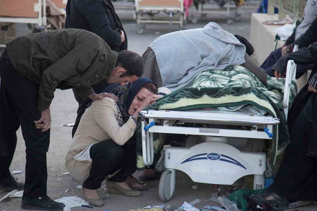 Imagens do estrago do tremor que matou centenas no Irã e Iraque