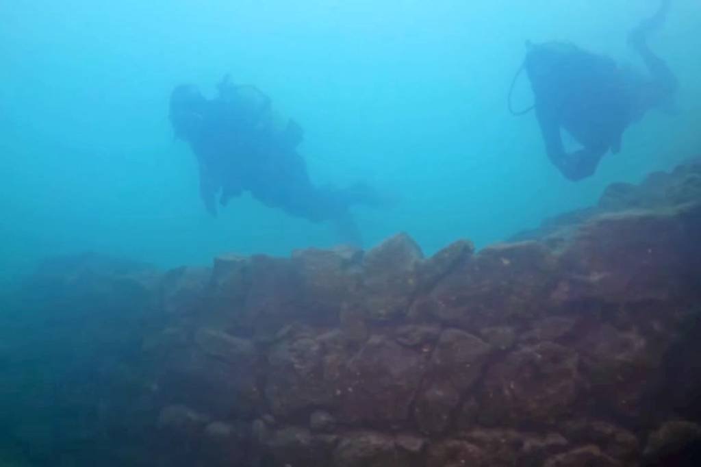 Castelo de 3.000 anos é encontrado no fundo de lago na Turquia