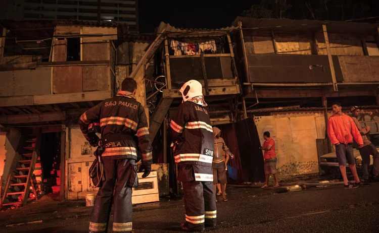 De acordo com o Corpo de Bombeiros, o incêndio começou por volta da 1h15 e em menos de uma hora já havia sido controlado. A operação envolveu 13 viaturas, 60 bombeiros e 110 mil litros de água (Iuri Barcelos/Agência Pública)