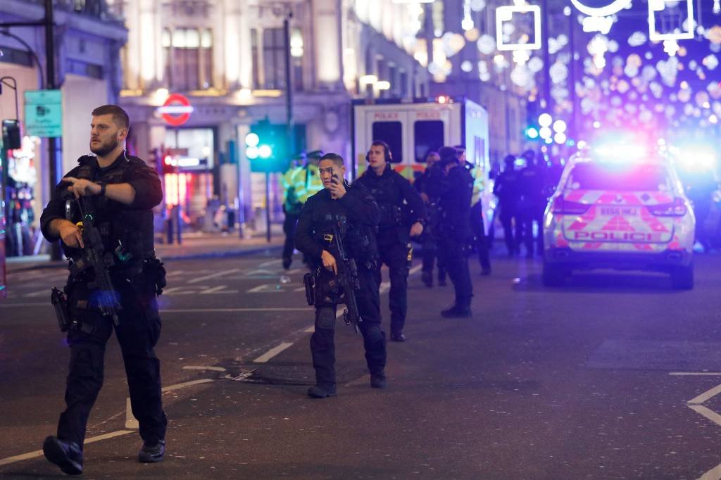 Estações de metrô de Londres são reabertas após incidente