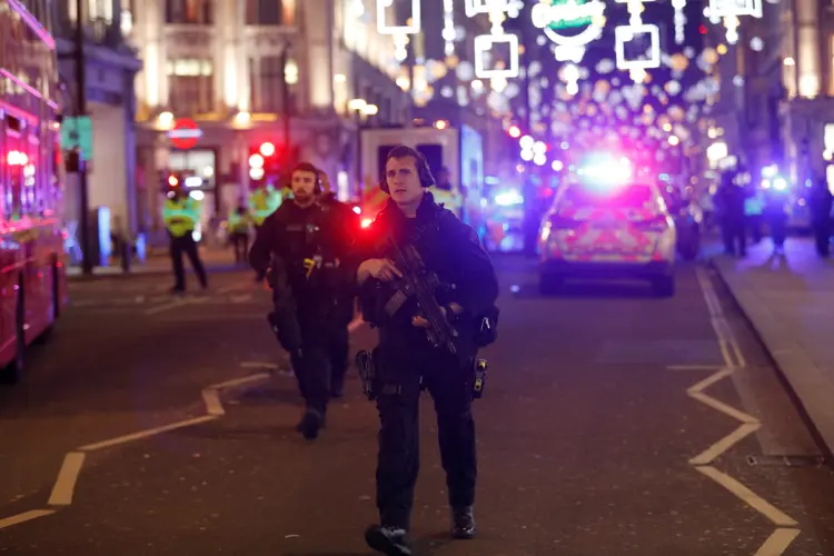 Polícia responde a um incidente no metrô de Londres: tiros foram ouvidos e há bombeiros no local, Oxford Circus (Peter Nicholls/Reuters)