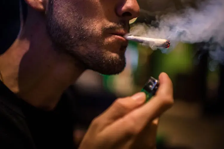 Fumar maconha (David Ramo/Getty Images)