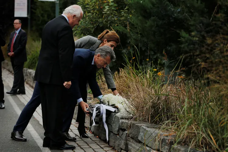 Presidente da Argentina e seu esposa colocam flores no local de ataque:"Isso tem que nos unir mais, confirmar e ressaltar a nossa convicção pela paz" (Lucas Jackson/Reuters)