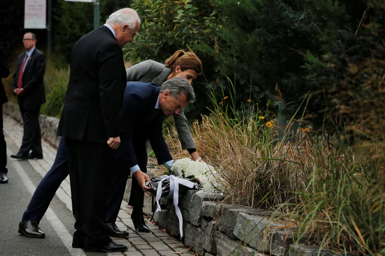 Presidente da Argentina e seu esposa colocam flores no local de ataque:"Isso tem que nos unir mais, confirmar e ressaltar a nossa convicção pela paz" (Lucas Jackson/Reuters)