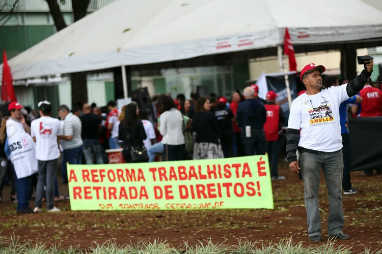 Manifestação contra a reforma trabalhista em Brasília: estimativa é de que cerca de 500 pessoas compareceram ao ato. (Marcelo Camargo/Agência Brasil)
