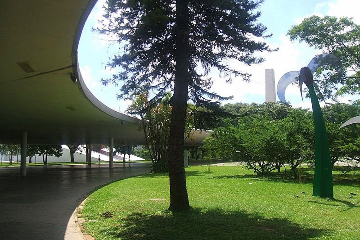 Parte do teto da marquise do Parque Ibirapuera desaba