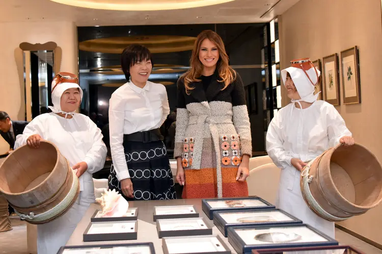 Melania Trump e Akio Abe na Mikimoto Pearl: o Japão é conhecido pela qualidade de suas pérolas (Katsumi Kasahara/Pool/Reuters)