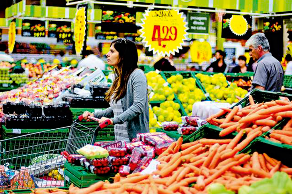 Supermercados: ajuste na previsão de vendas do setor foi motivado pela atual conjuntura macroeconômica (Alexandre Battibugli/Exame)
