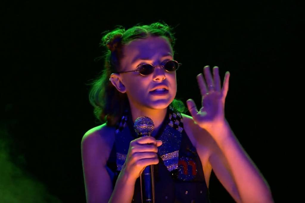 Millie Bobby Brown resume 1ª temporada de Stranger Things em rap