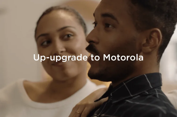 Campanha da Motorola: humor com Samsung sobre qual smartphone é melhor (Motorola/Reprodução)