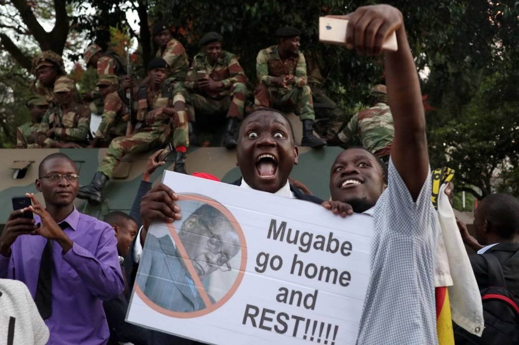 População do Zimbábue recebe notícia da renúncia com euforia