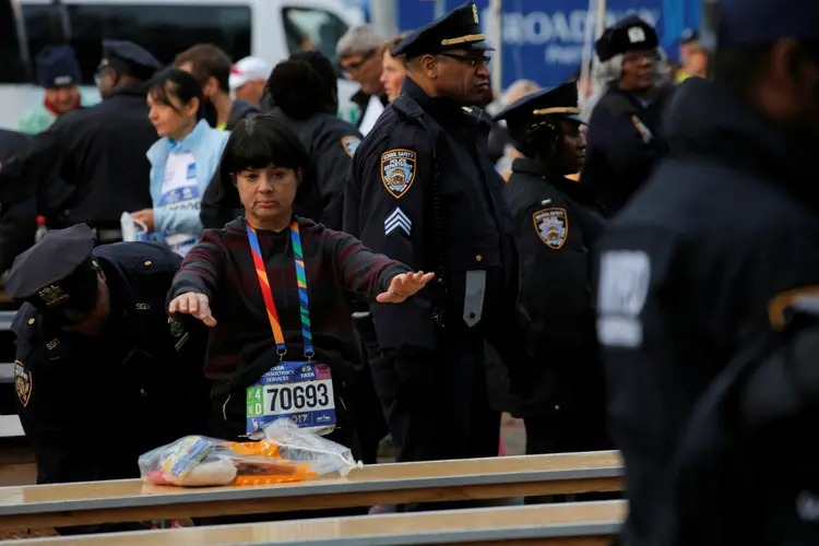 Pessoa passa por procedimento de segurança feito pela polícia em maratona de Nova York: segurança já havia sido reforçada em 2013, depois do atentado contra a maratona de Boston (Andrew Kelly/Reuters)