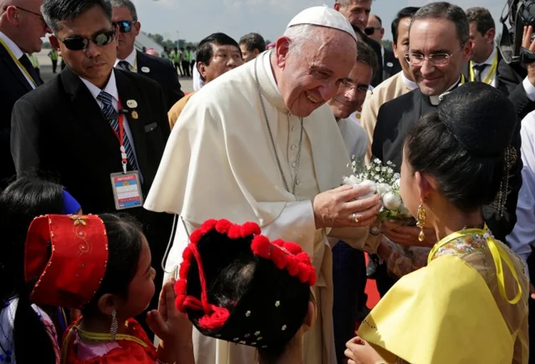 PAPA CHEGA A MIANMAR: falar sobre os rohingyas pode colocar outra minoria em risco, a católica / Max Rossi/ Reuters