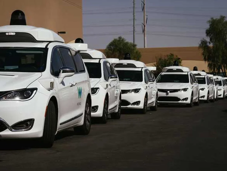 Carros autônomos da Waymo, em Phoenix: para o governador, a experiência é uma oportunidade para que o Arizona seja visto como um lugar para morar, trabalhar e se divertir (David Walter Banks/The New York Times)