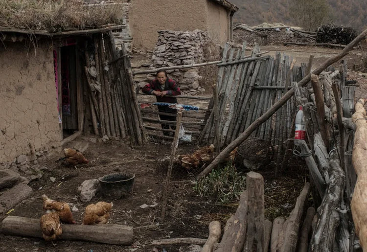 VILA RURAL DE CHASHAN: Han Guiying vive com o marido e depende de bolsa do governo central / illes Sabrie/ The New York Times