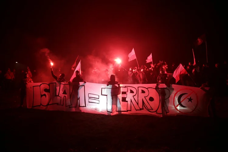 Manifestantes marcham em demonstração organizada pela extrema-direita em Varsóvia, Polônia: 60 mil pessoas participaram do evento (Agencja Gazeta/Adam Stepien/Reuters)